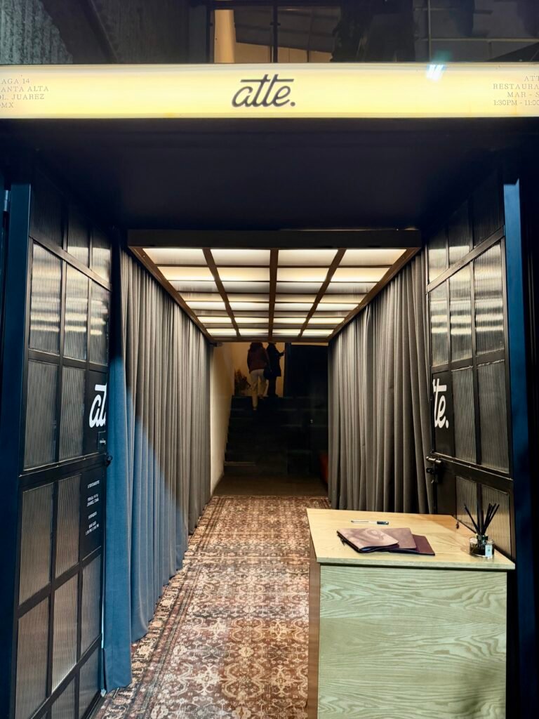 El zaguán que no anuncia nada Entrada de Atte., restaurante colonia Juárez CDMX, de noche