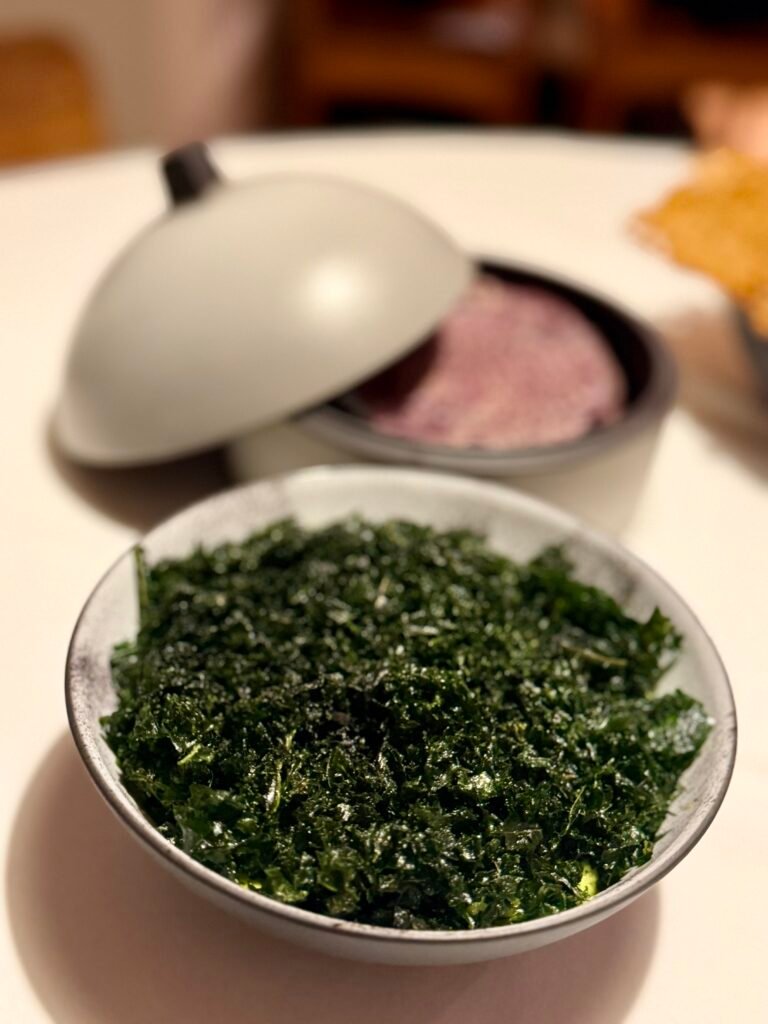 El zaguán que no anuncia nada Aguacate criollo tatemado, primer platillo de este restaurante colonia Juárez CDMX