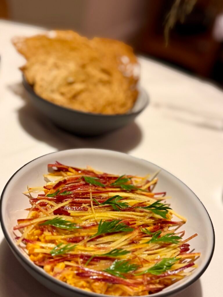 El zaguán que no anuncia nada Tartar de zanahoria rostizada con hierbas y chips, plato de Atte. en la colonia Juárez