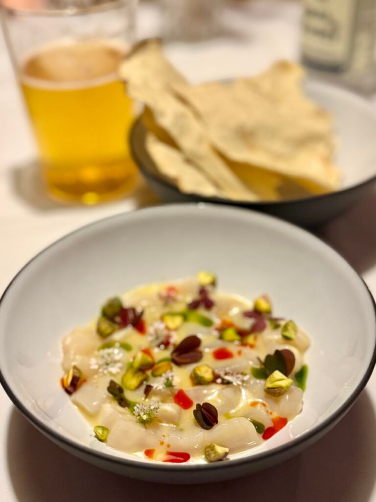 El zaguán que no anuncia nada Callo de hacha fresco con praliné de pistache y chiltepín en Atte. CDMX