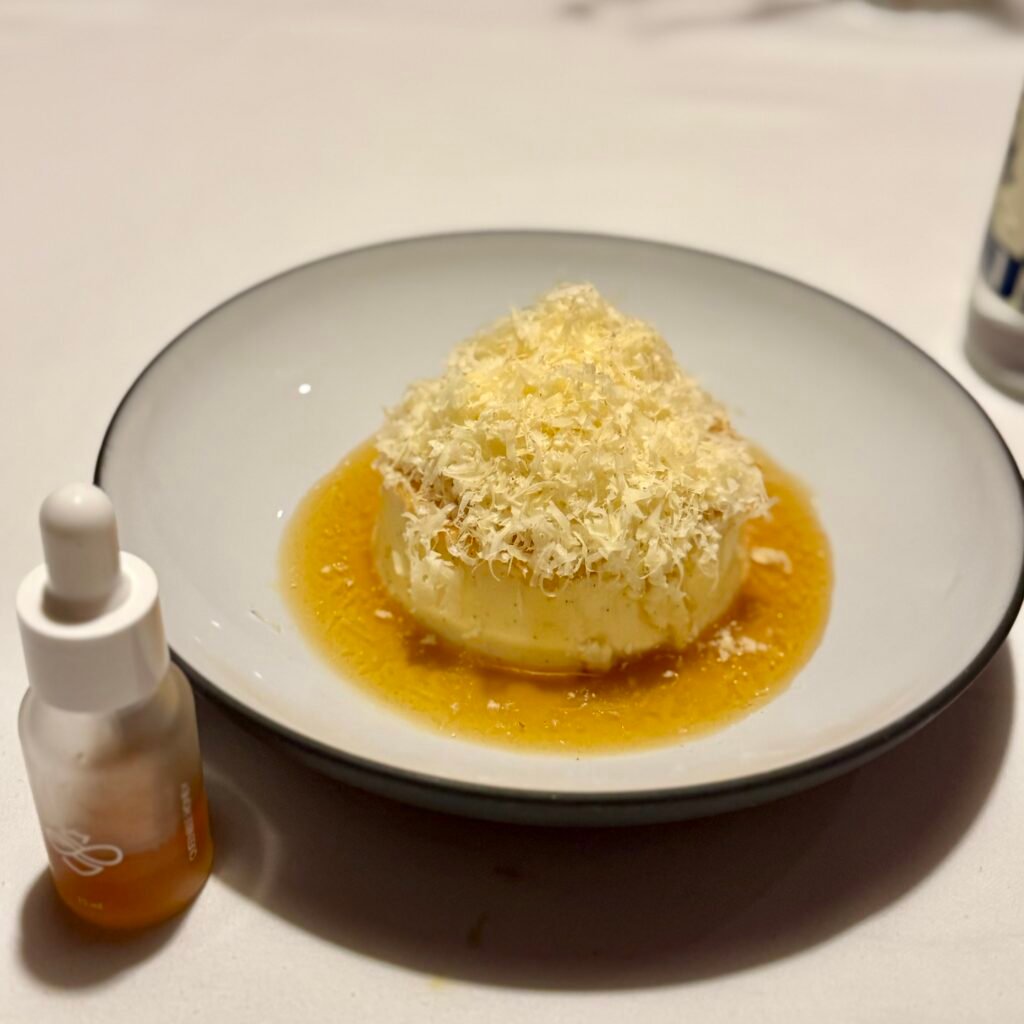 El zaguán que no anuncia nada Flan de caramelo de miel quemada con queso de bola rallado, postre de Atte. en Juárez