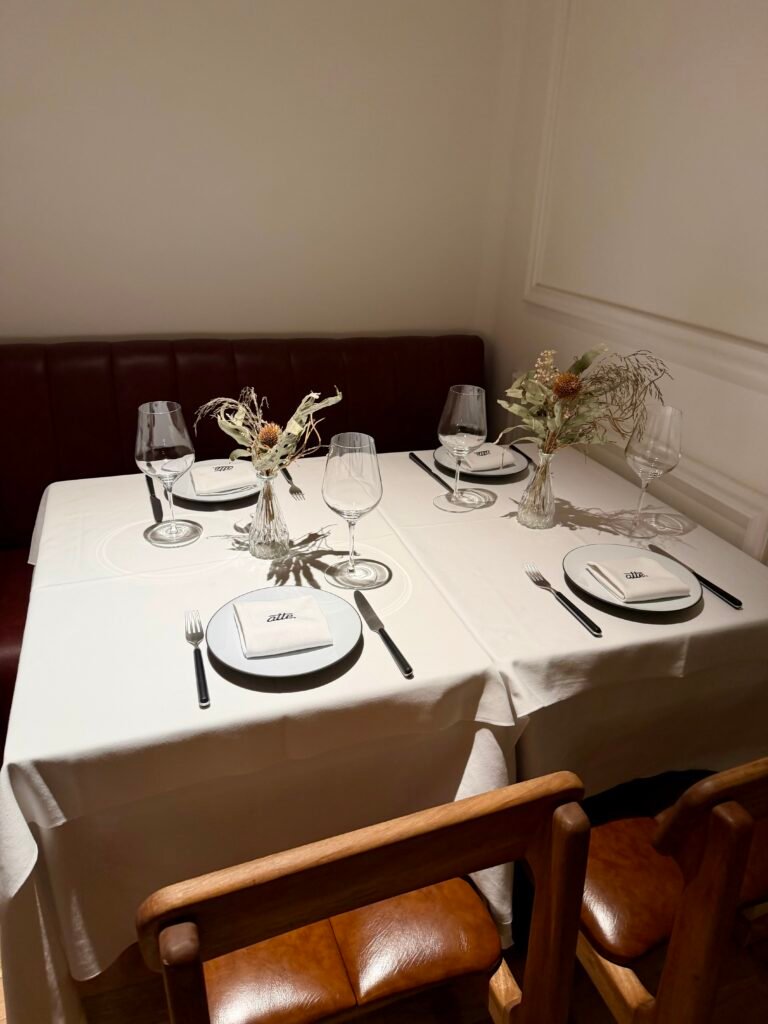 El zaguán que no anuncia nada Mesa montada en el comedor de Atte., colonia Juárez, Ciudad de México