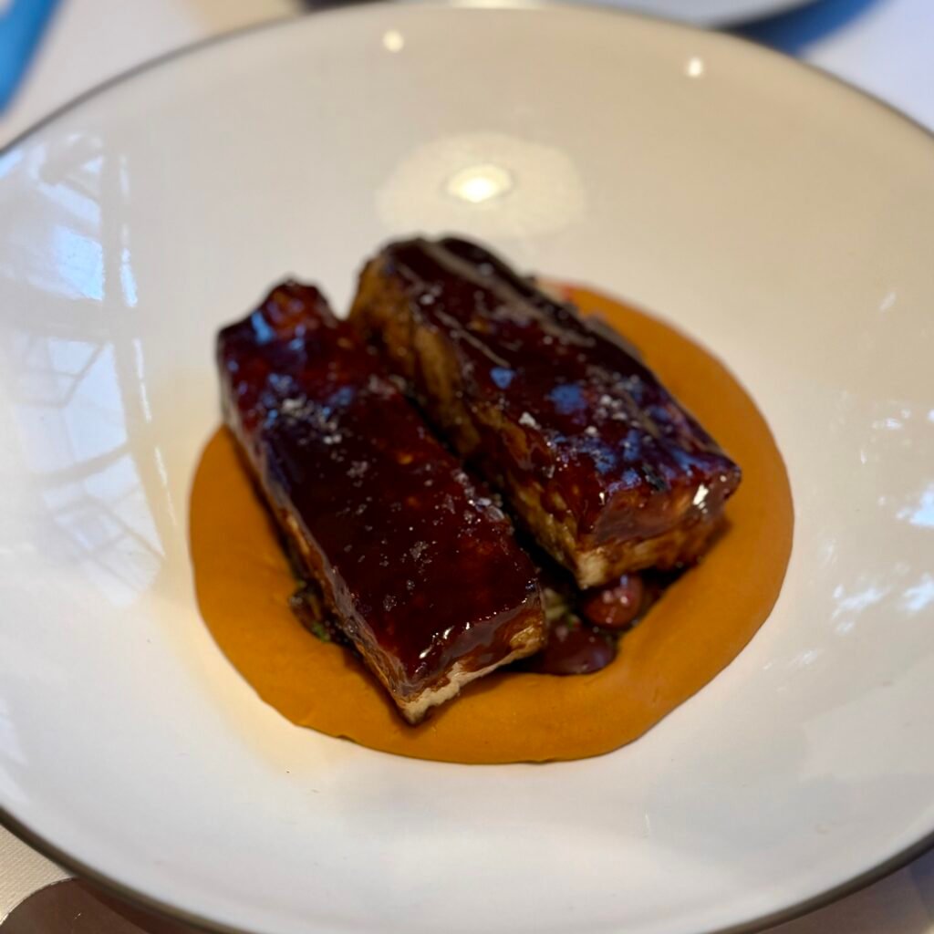 El zaguán que no anuncia nada Pork belly rostizado con frijoles puercos y bbq de frijol negro en Atte.