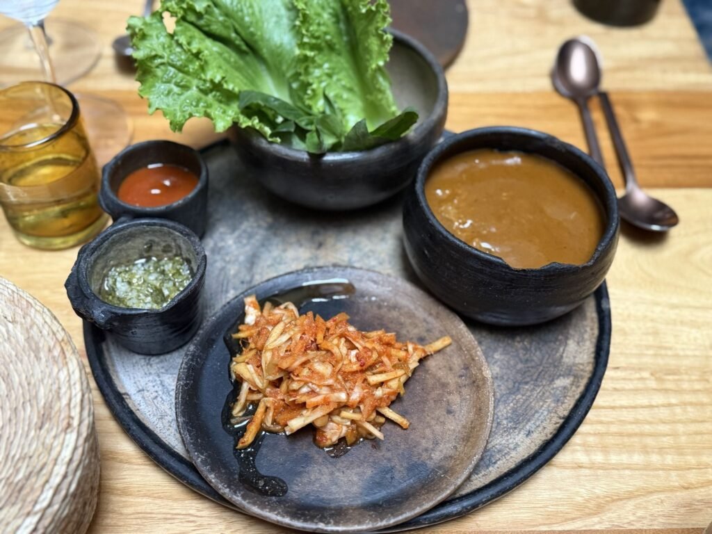 Tacos de cerdo pelón con mole de tamarindo y kimchi en Baldío, restaurante cero residuos en la Condesa