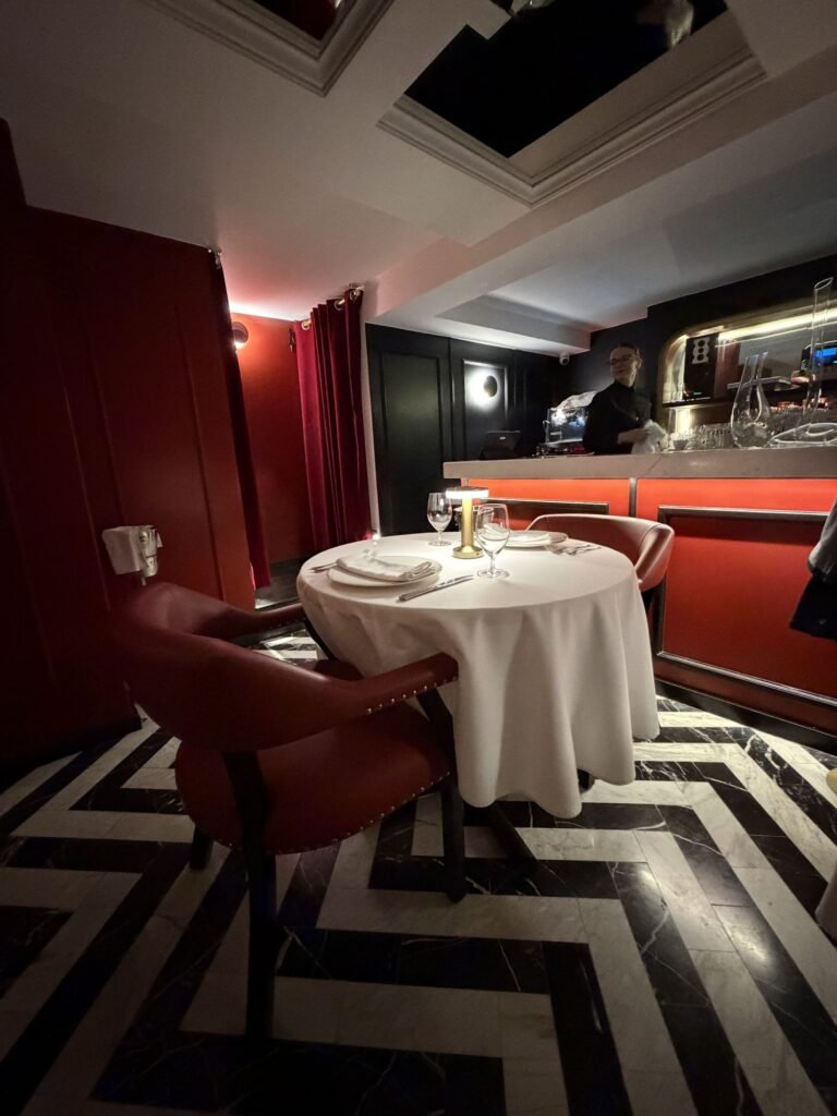 Salón de La Belle Epoque con piso de mármol en zigzag, restaurante francés Roma Norte