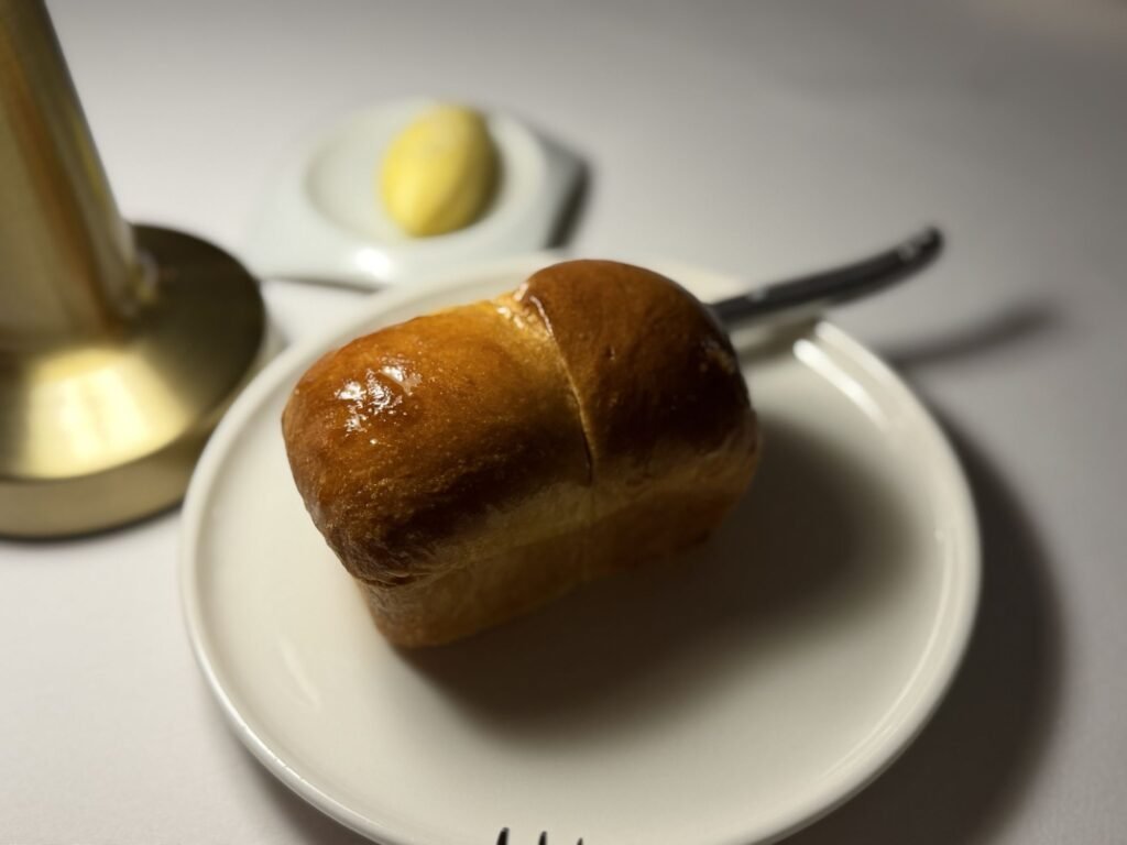 Brioche recién horneado en La Belle Epoque, restaurante francés Roma Norte