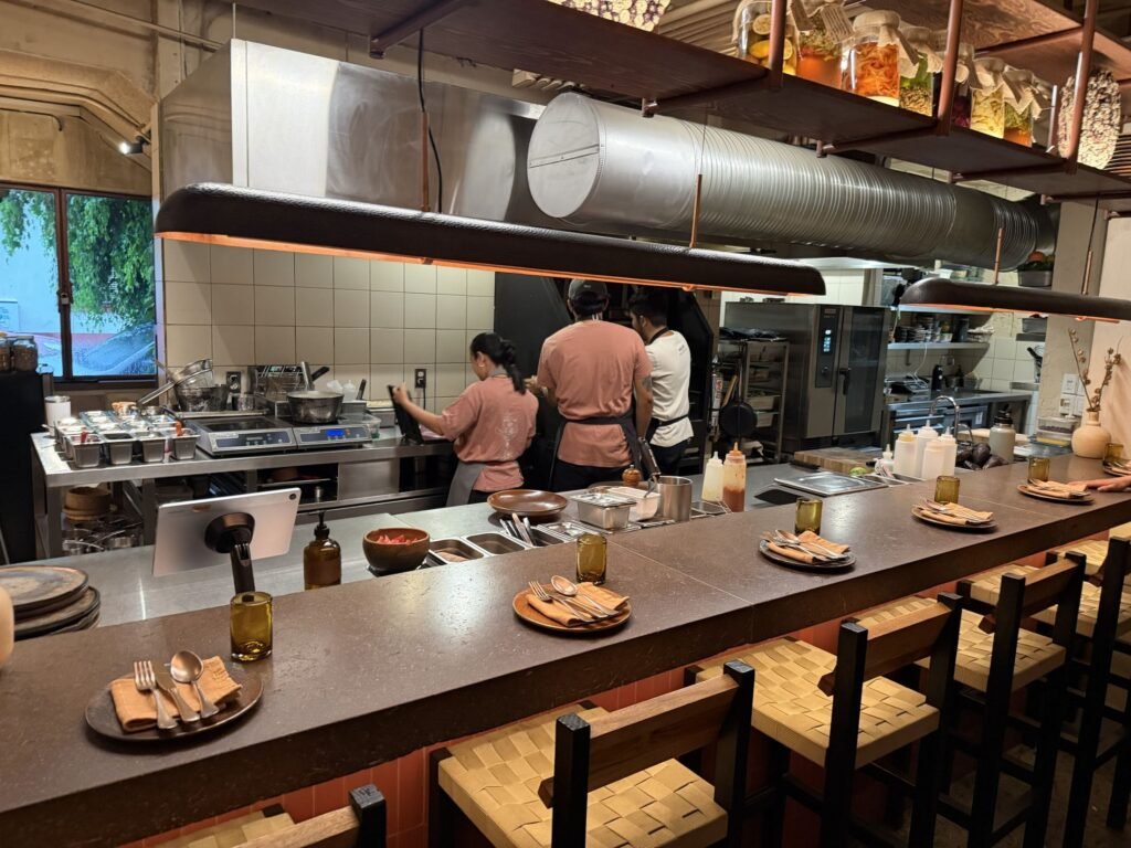 Nada Sobra en Baldío Cocina abierta y frascos de fermentos en Baldío, restaurante cero residuos en la Condesa