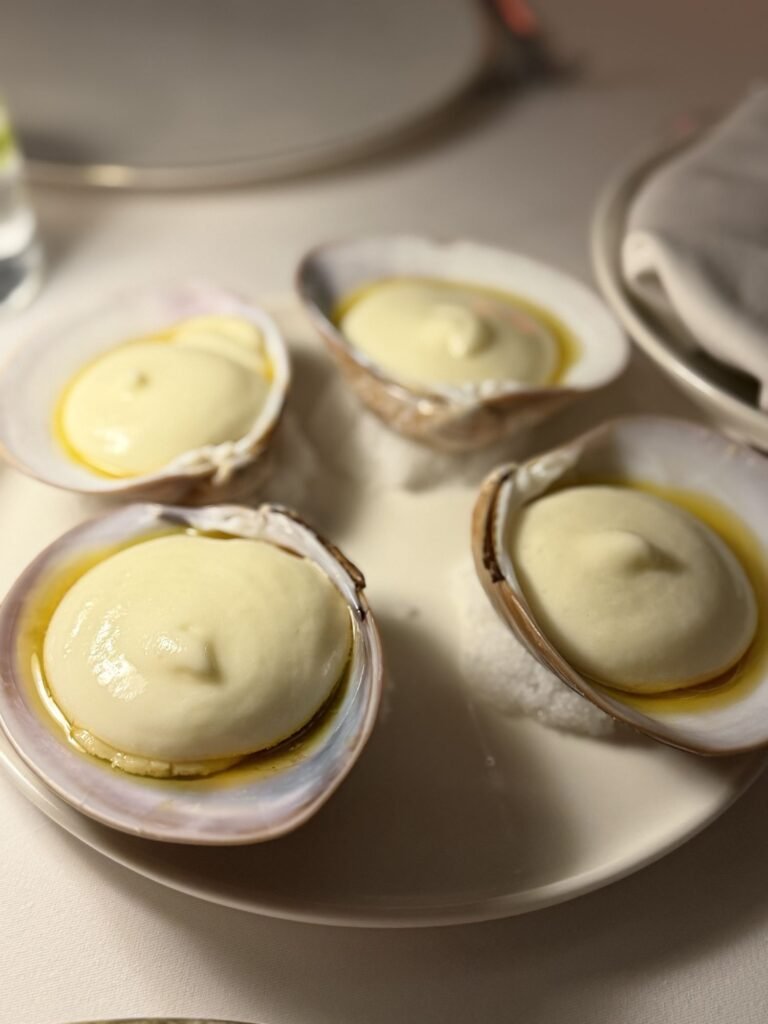 Vieiras con beurre noisette en restaurante francés de la Roma Norte