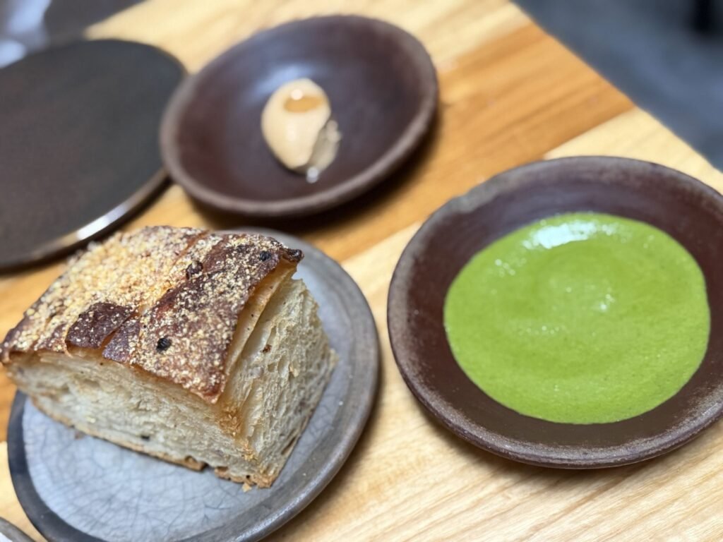 Nada Sobra en Baldío Focaccia de maíz con mantequilla de cebolla y chintextle en Baldío