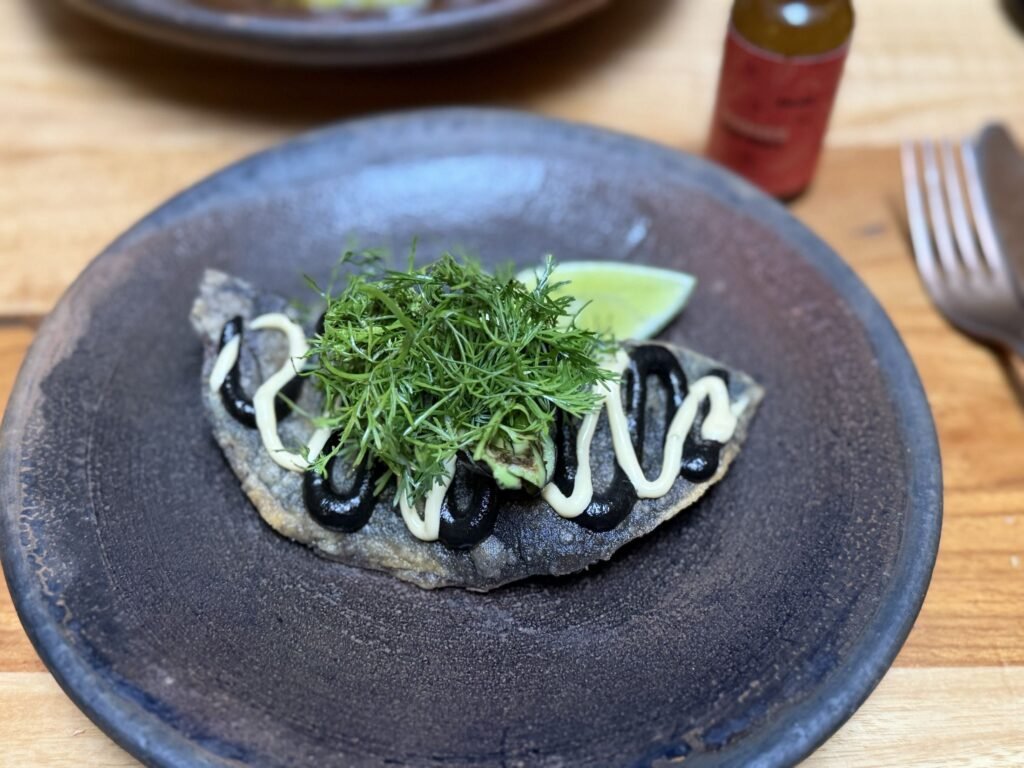 Nada Sobra en Baldío Pescadilla con salsa negra y eneldo en Baldío