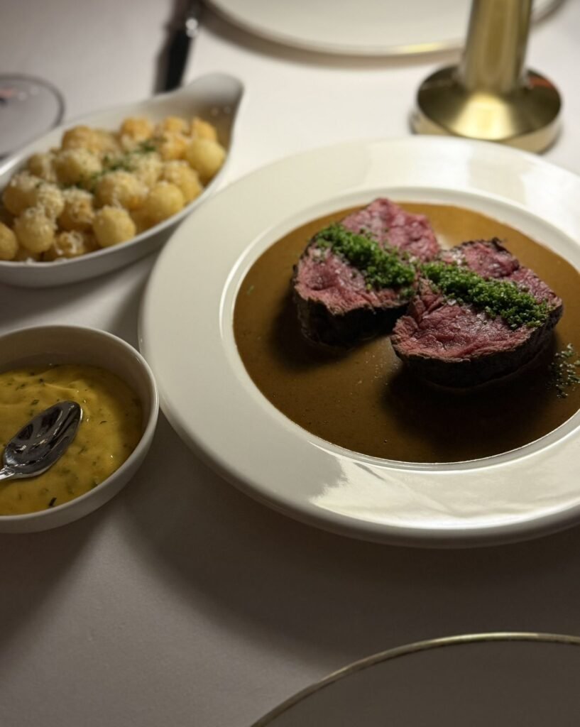 Filet au poivre con pommes Belle Epoque y salsa bearnesa, restaurante francés Roma Nortefrancés en la Roma Nortepoivre
