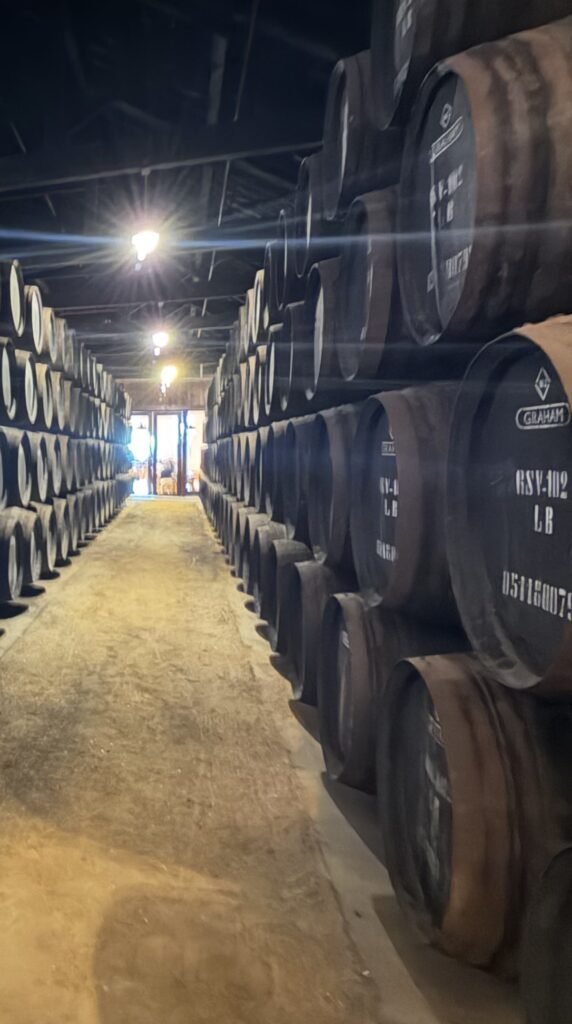 Del blanco al ámbar: una tarde en Graham's Pasillo de barricas de vino de Oporto en la bodega de Graham's Port Lodge